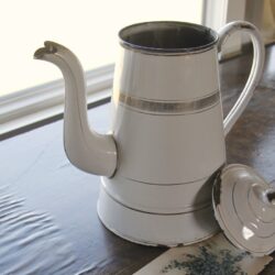 z38 琺瑯のポット　白