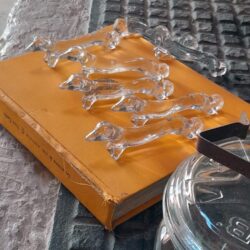 c68 ガラスのナイフ置き　ダックス