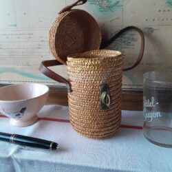 c135 飲泉のコップと入れもの